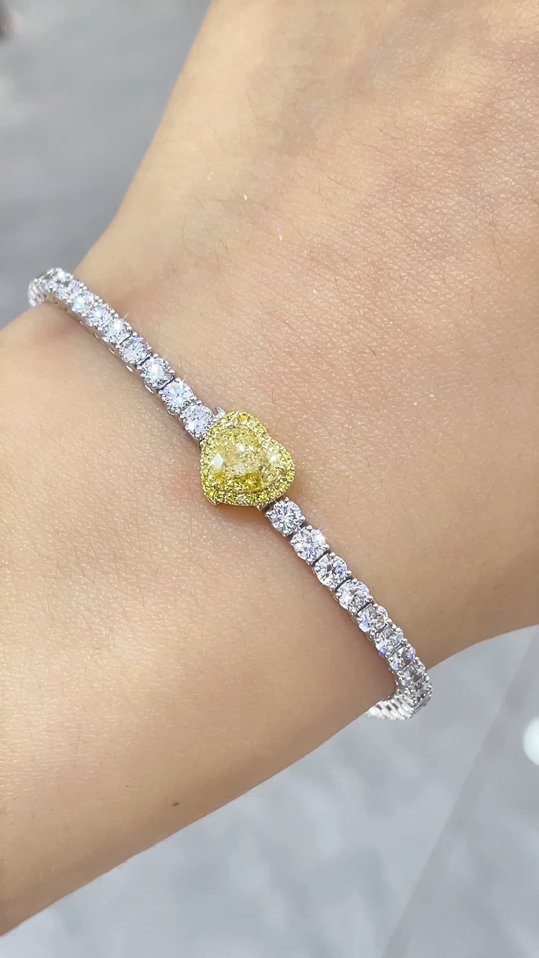 18K 黃鑽愛心分色鑽石手鍊 - 視角 5