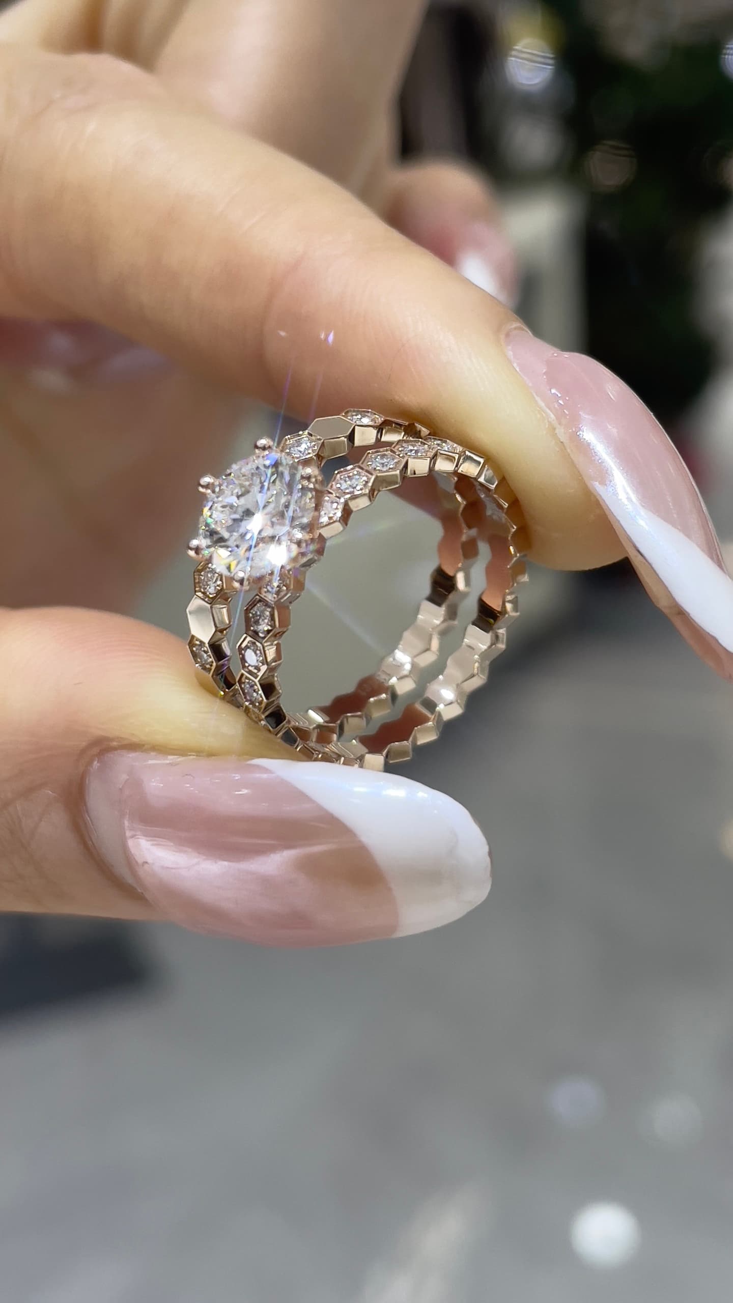 18K 1克拉 蜂巢疊戴鑽戒 18K 金戒台，主鑽 1 克拉，蜂巢造型可疊戴設計。 - 視角 3