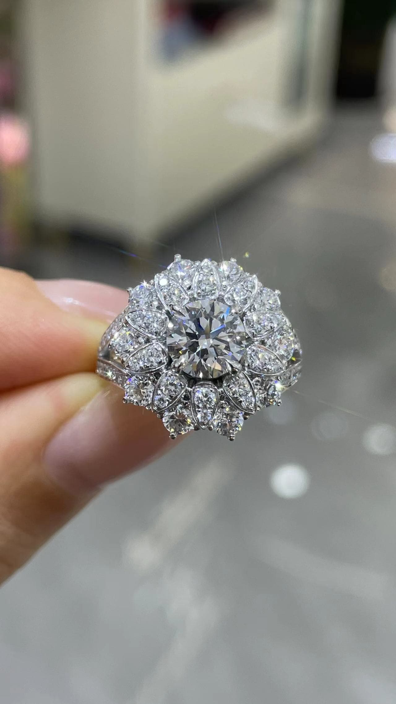 Pt950 1克拉 鑽戒（主鑽1.03ct） Pt950 鉑金戒台，主鑽 1.03 克拉。d1.47*11 - 視角 1