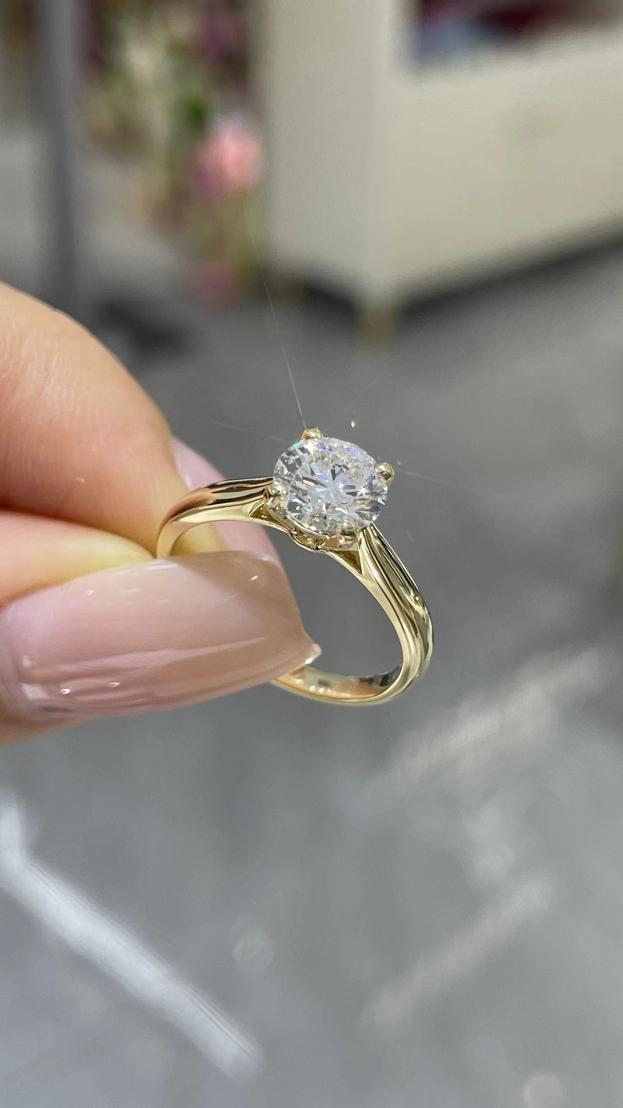 18K金 1克拉 四爪女戒 18K 金戒台，主鑽 1 克拉，四爪鑲嵌女戒。 - 視角 4