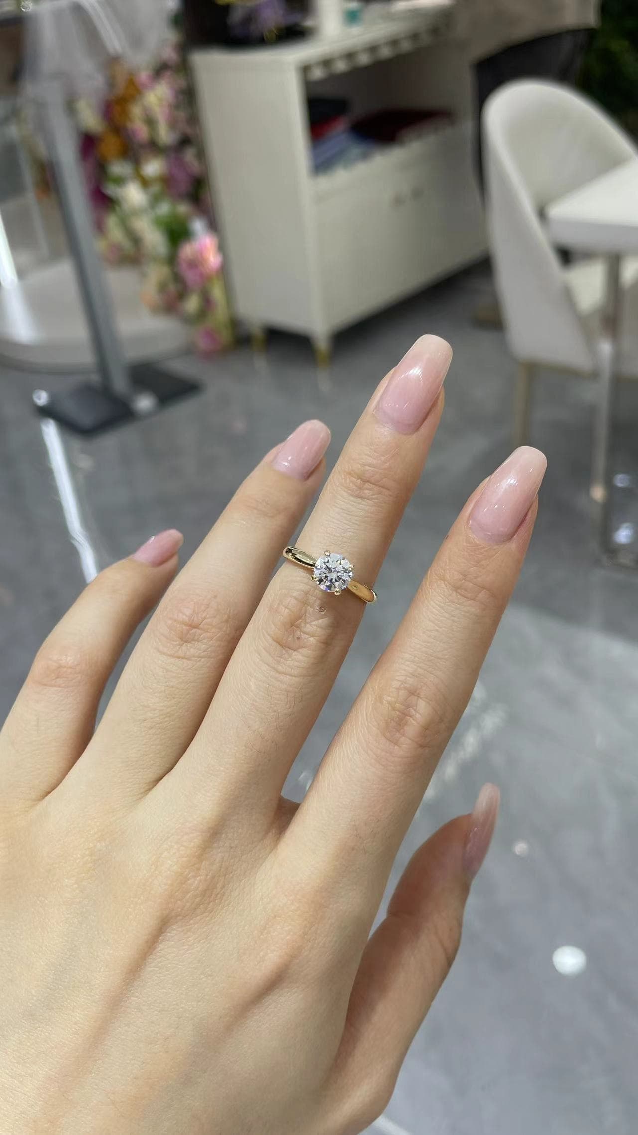 18K金 1克拉 四爪女戒 18K 金戒台，主鑽 1 克拉，四爪鑲嵌女戒。 - 視角 6