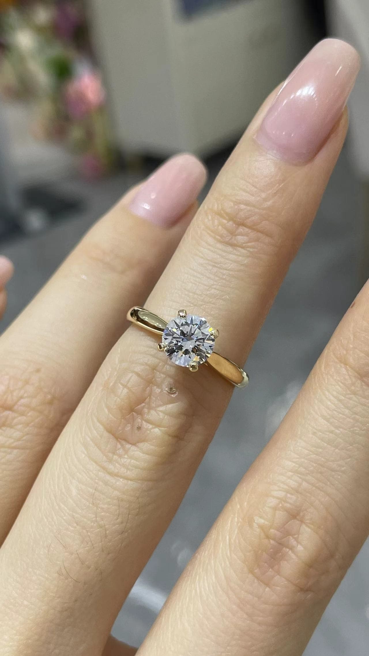 18K金 1克拉 四爪女戒 18K 金戒台，主鑽 1 克拉，四爪鑲嵌女戒。 - 視角 7