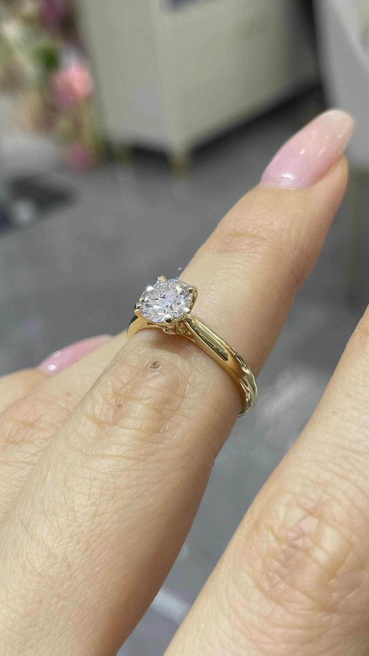 18K金 1克拉 四爪女戒 18K 金戒台，主鑽 1 克拉，四爪鑲嵌女戒。 - 視角 8