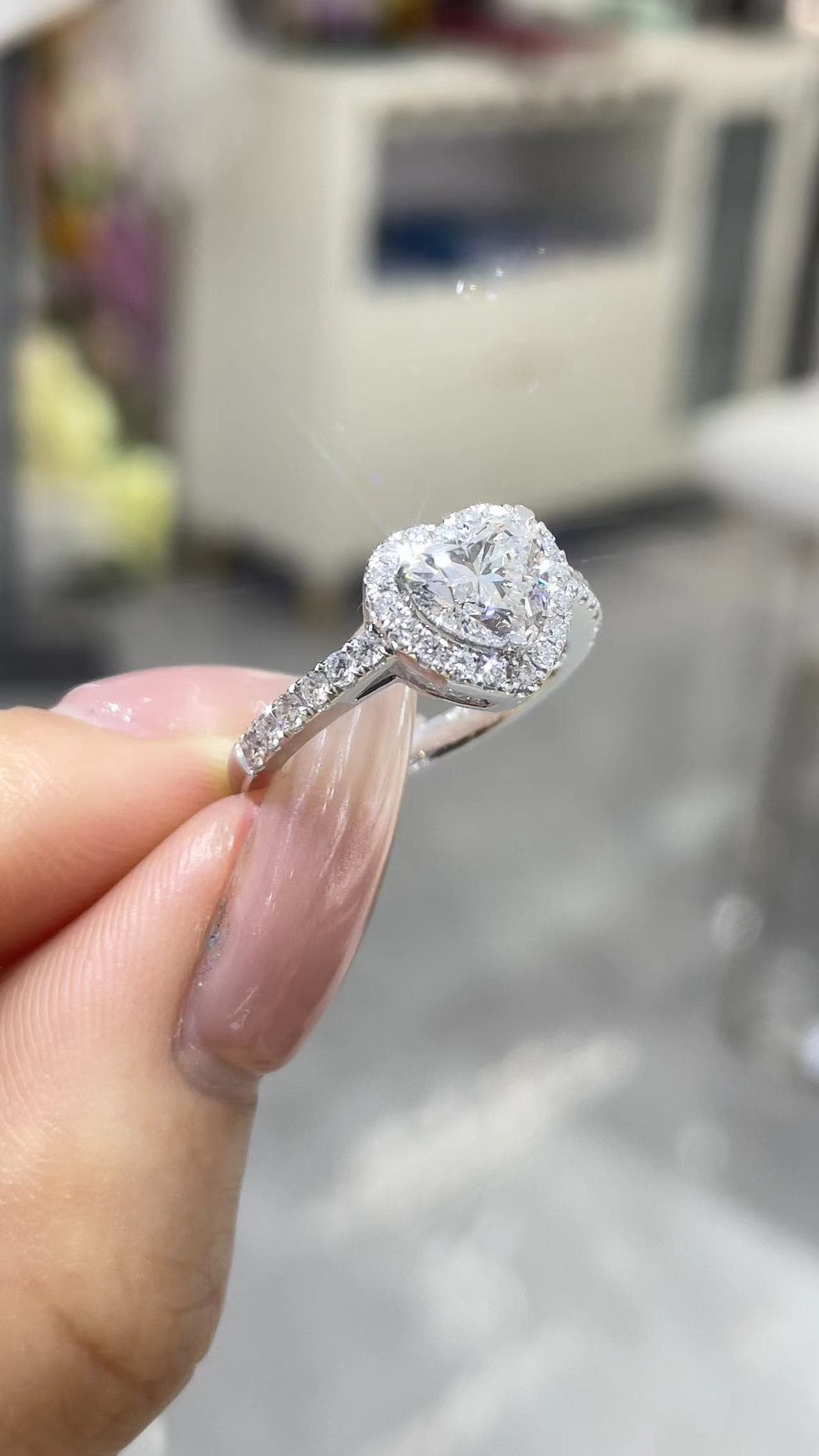 18K 三爪鑲 1克拉 心形鑽戒 18K 金戒台，三爪鑲嵌，主鑽 1 克拉心形，配鑽 0.407 克拉。 - 視角 3