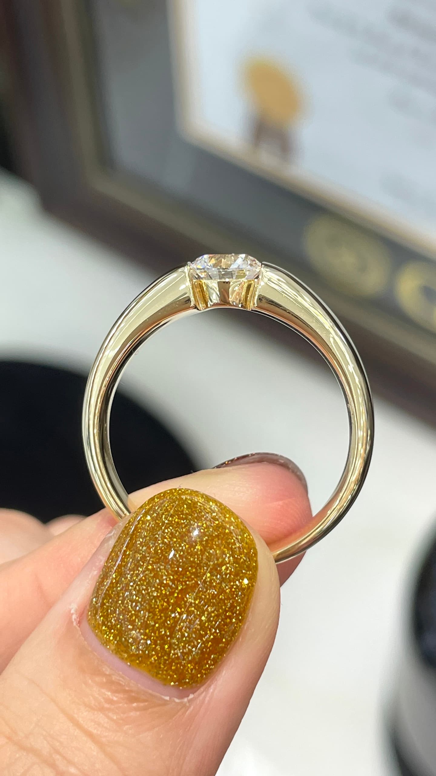 18K 1克拉 鑽石男戒(24號) 18K 金戒台,主鑽 1 克拉,男戒款式,戒圍 24 號。 - 視角 2