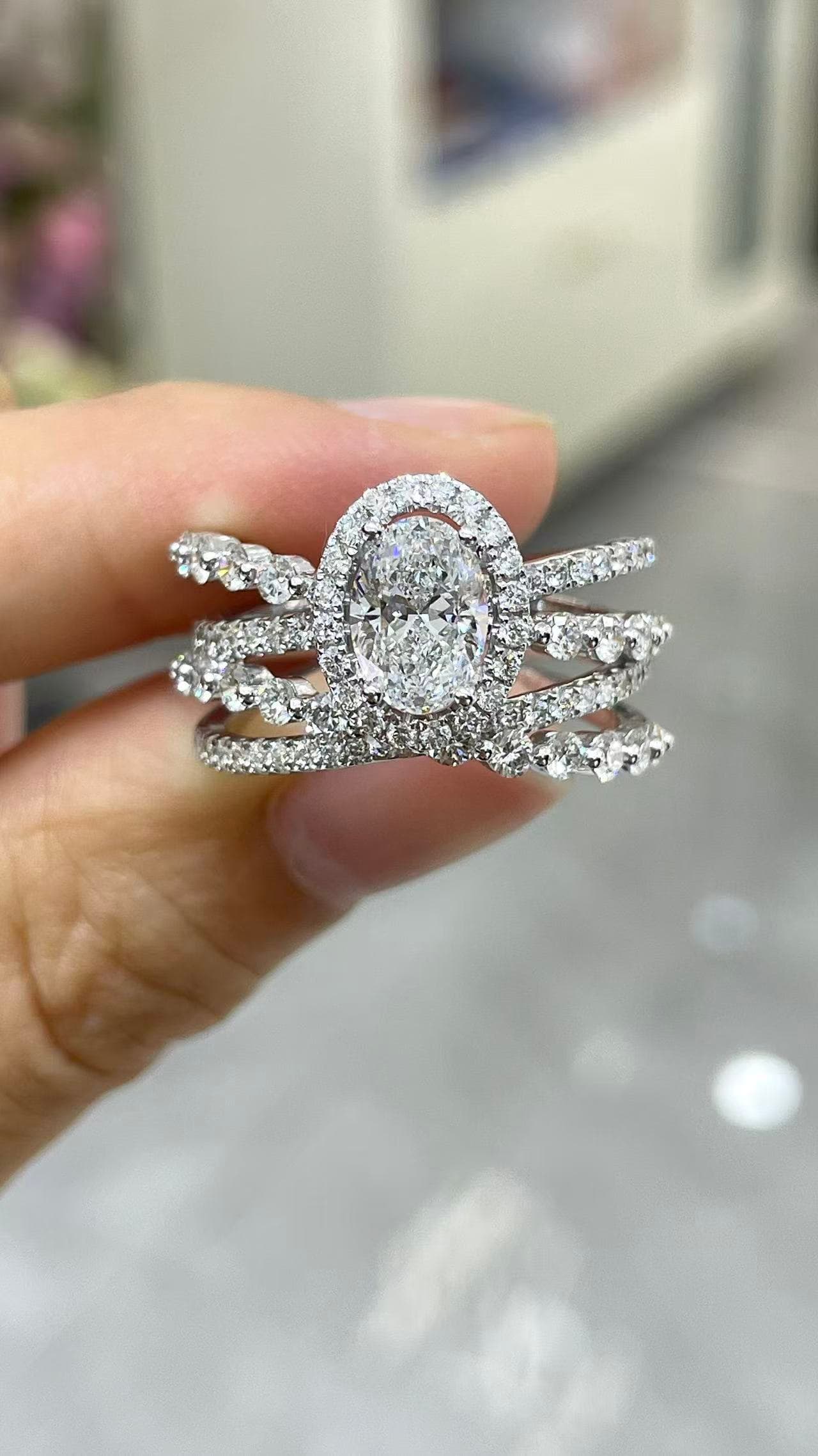 18K 四爪鑲 1克拉 橢圓形鑽戒 18K 金戒台,四爪鑲嵌,主鑽 1 克拉橢圓形,配鑽 1.209 克拉。 - 視角 1