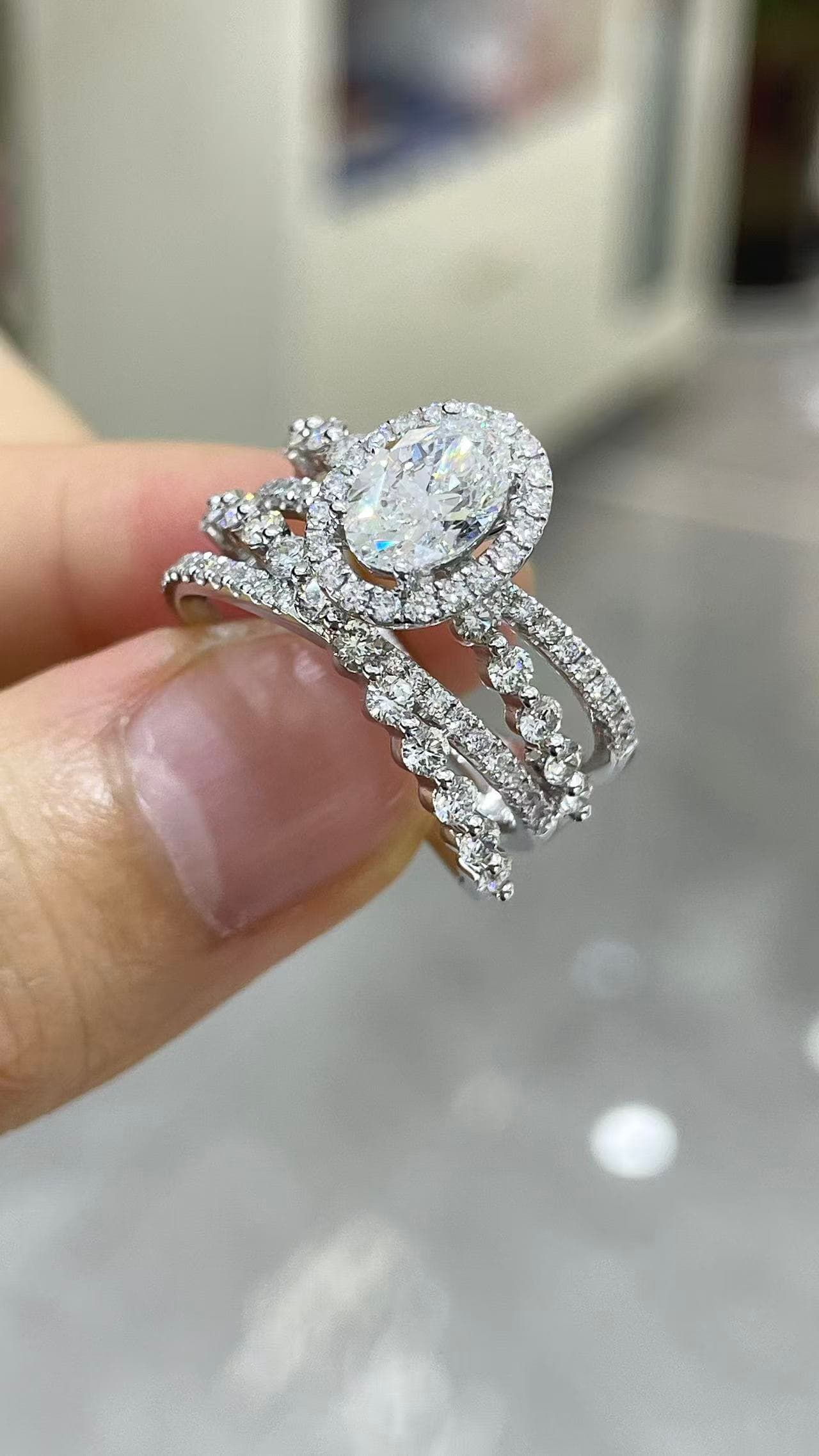 18K 四爪鑲 1克拉 橢圓形鑽戒 18K 金戒台,四爪鑲嵌,主鑽 1 克拉橢圓形,配鑽 1.209 克拉。 - 視角 3