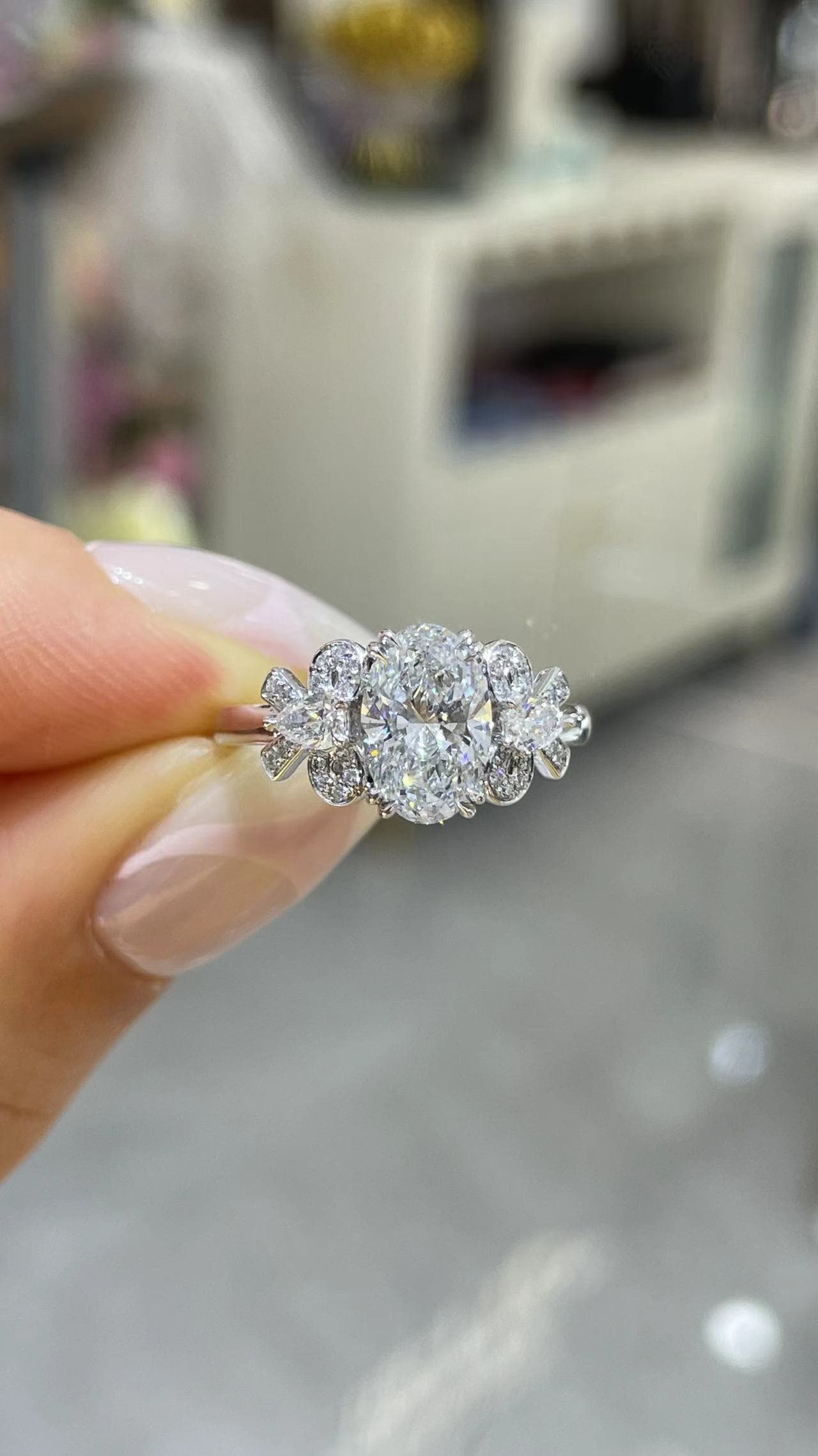 Pt950 四爪鑲 1克拉 橢圓形鑽戒 Pt950 鉑金戒台,四爪鑲嵌,主鑽 1 克拉橢圓形,配鑽 0.235 克拉。 - 視角 1