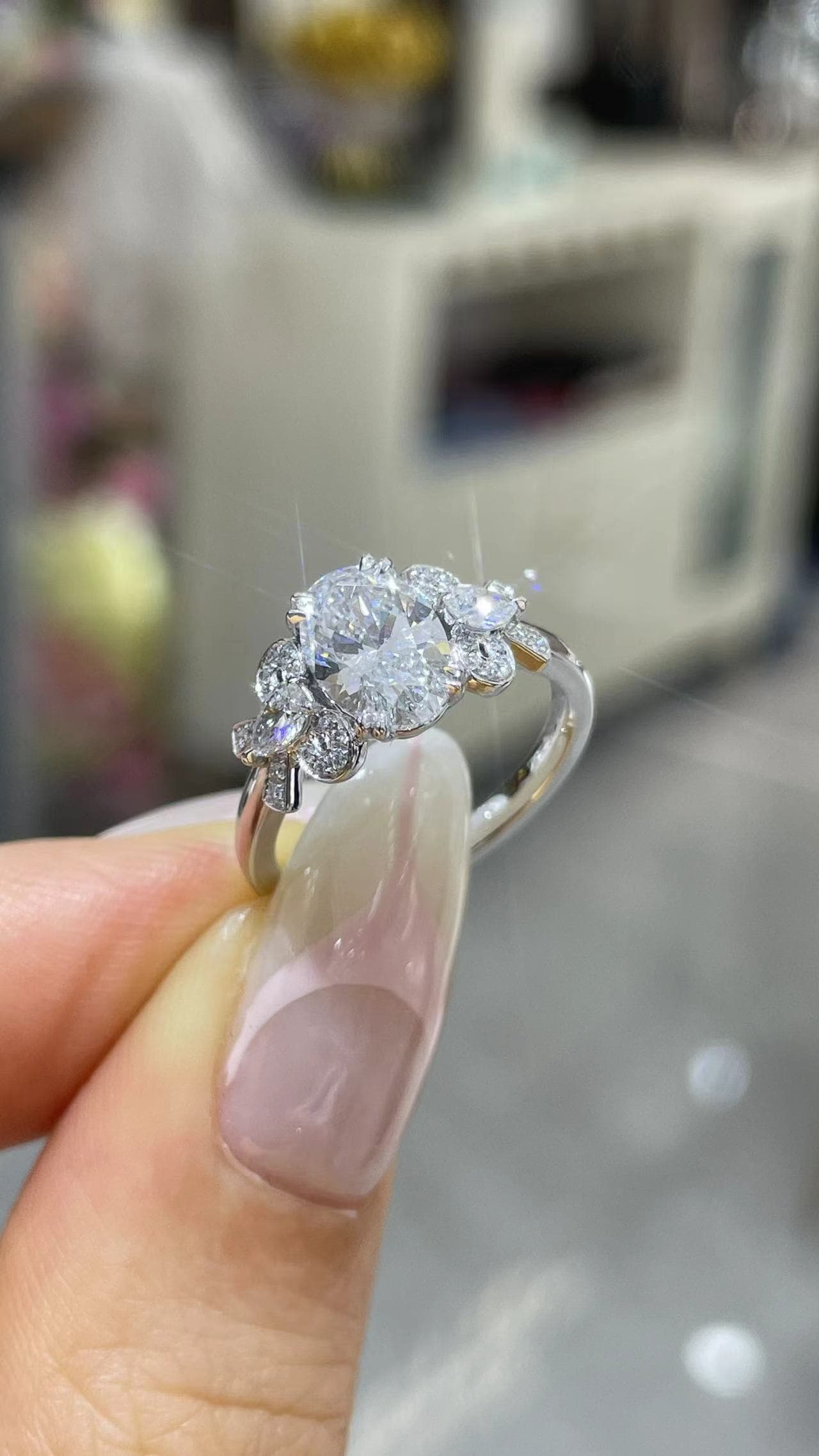 Pt950 四爪鑲 1克拉 橢圓形鑽戒 Pt950 鉑金戒台,四爪鑲嵌,主鑽 1 克拉橢圓形,配鑽 0.235 克拉。 - 視角 2