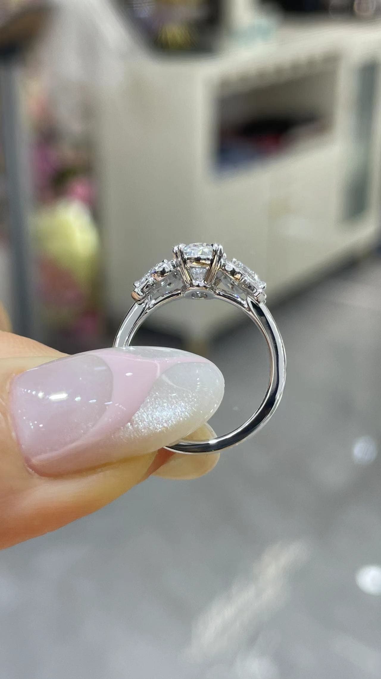 Pt950 四爪鑲 1克拉 橢圓形鑽戒 Pt950 鉑金戒台,四爪鑲嵌,主鑽 1 克拉橢圓形,配鑽 0.235 克拉。 - 視角 4