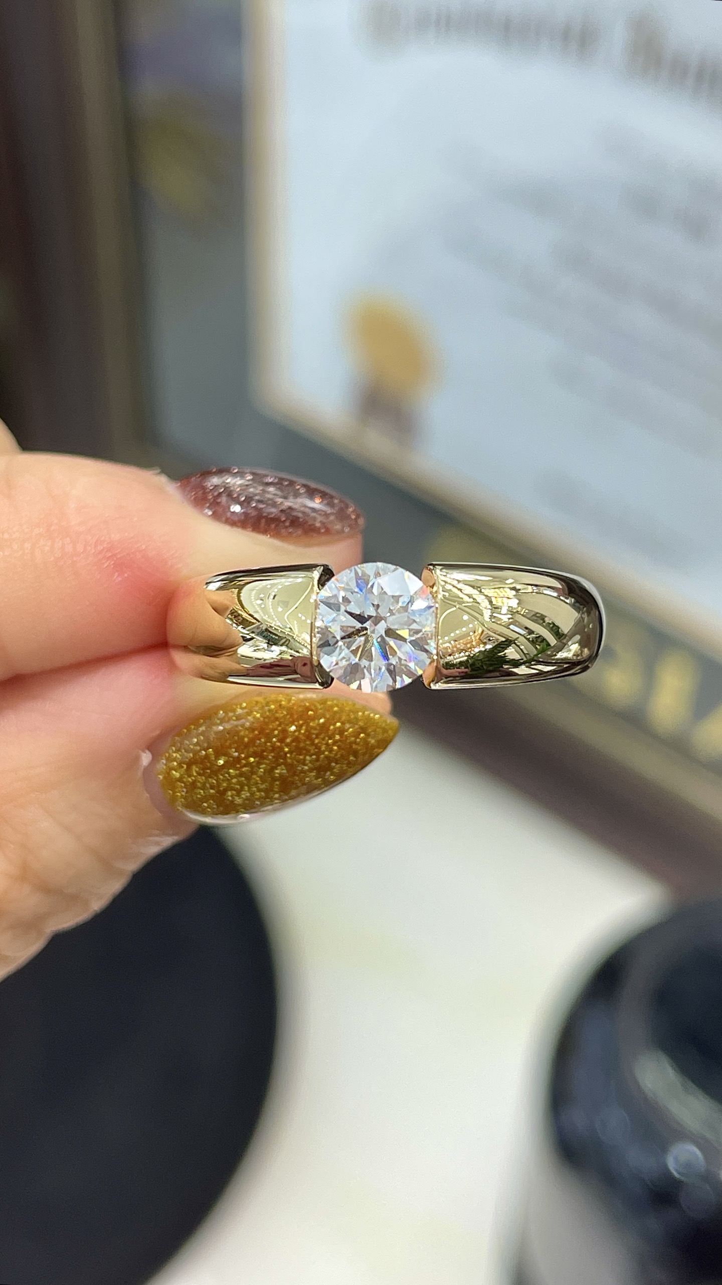 18K 1克拉 鑽石男戒(24號) 18K 金戒台,主鑽 1 克拉,男戒款式,戒圍 24 號。