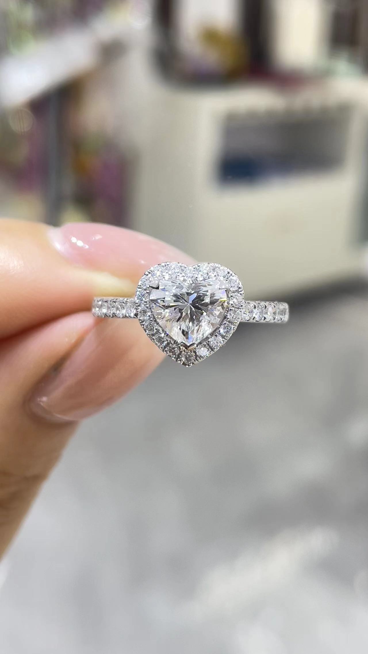 18K 三爪鑲 1克拉 心形鑽戒 18K 金戒台,三爪鑲嵌,主鑽 1 克拉心形,配鑽 0.407 克拉。